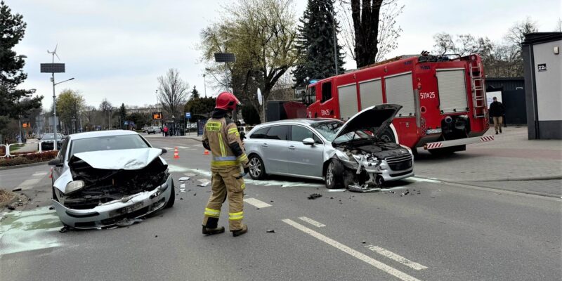 Miejsce kolizji drogowej na skrzyżowaniu ulic Śniadeckiego i Łukasiewicza w Oświęcimiu – zderzenie volkswagena z peugeotem, 9 kwietnia 2026