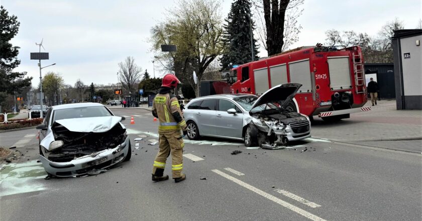 Miejsce kolizji drogowej na skrzyżowaniu ulic Śniadeckiego i Łukasiewicza w Oświęcimiu – zderzenie volkswagena z peugeotem, 9 kwietnia 2026