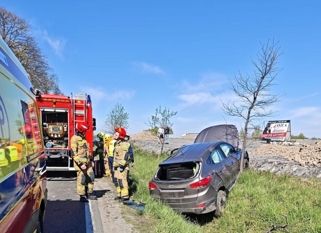 Miejsce kolizji drogowej na ulicy Wadowickiej w Zatorze – zderzenie audi z fiatem dostawczym, 23 kwietnia 2026