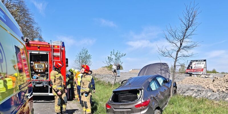 Miejsce kolizji drogowej na ulicy Wadowickiej w Zatorze – zderzenie audi z fiatem dostawczym, 23 kwietnia 2026