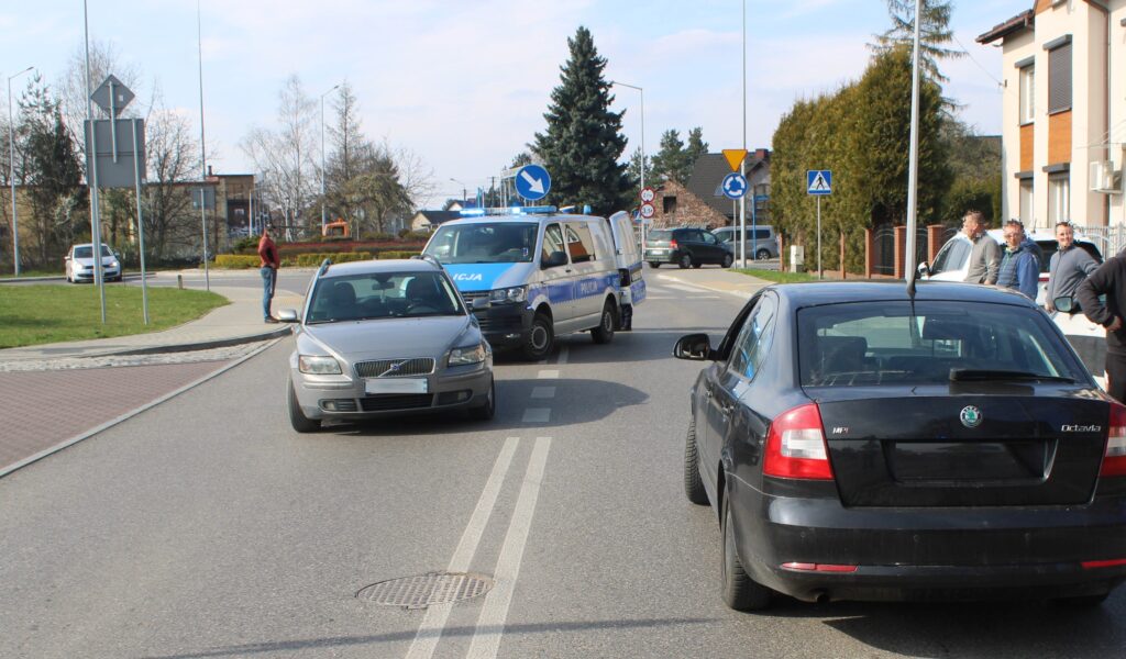 Policjanci Komendy Powiatowej Policji w Oświęcimiu podczas zatrzymania 45-latka z 3,3 promila alkoholu po kolizji na stacji paliw – złamanie sądowego zakazu kierowania, 10 kwietnia 2026