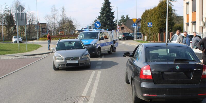 Policjanci Komendy Powiatowej Policji w Oświęcimiu podczas zatrzymania 45-latka z 3,3 promila alkoholu po kolizji na stacji paliw – złamanie sądowego zakazu kierowania, 10 kwietnia 2026