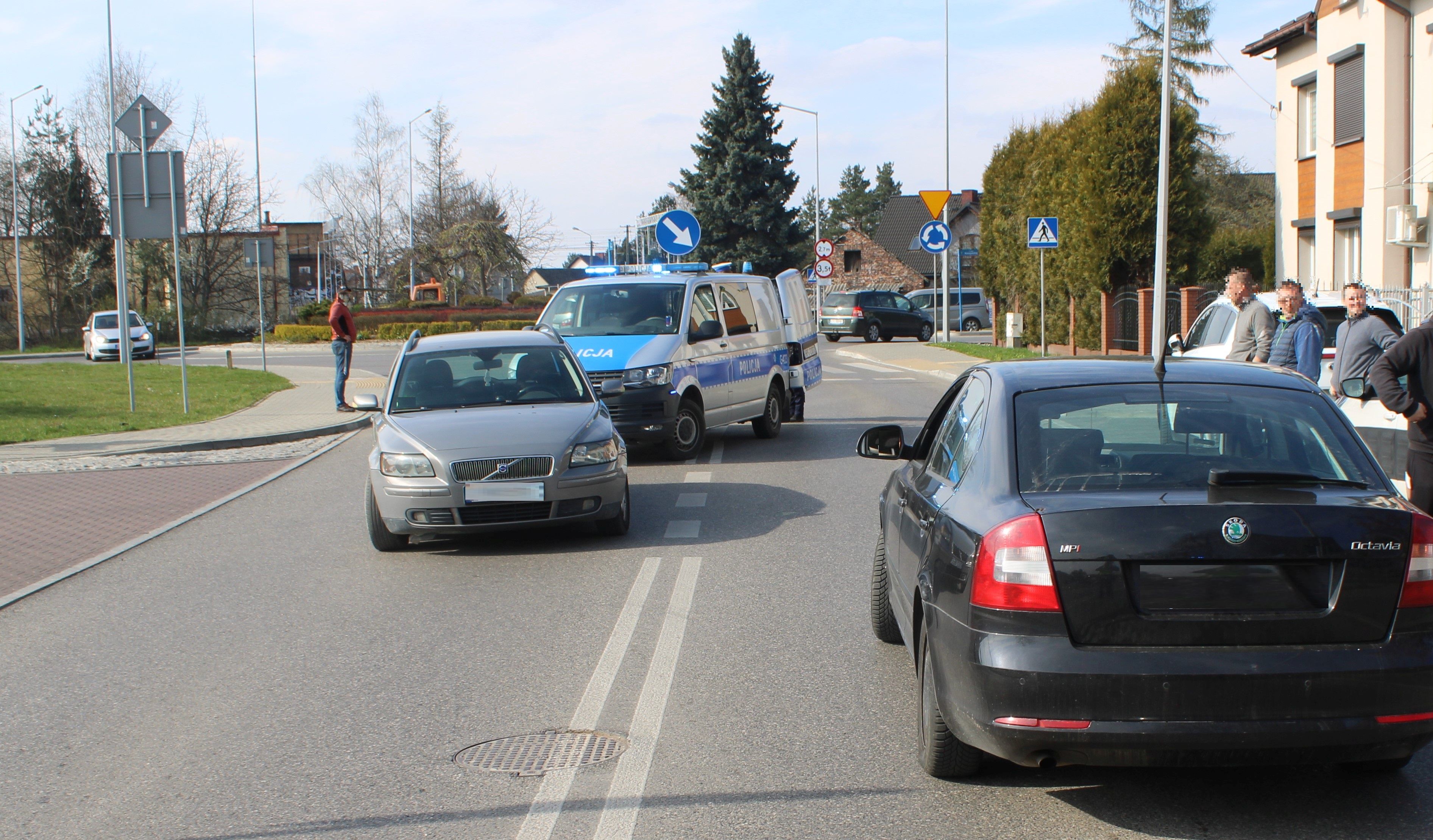 3,3 promila i sądowy zakaz jazdy. Pijany 45-latek rozbił volvo na stacji paliw w Oświęcimiu