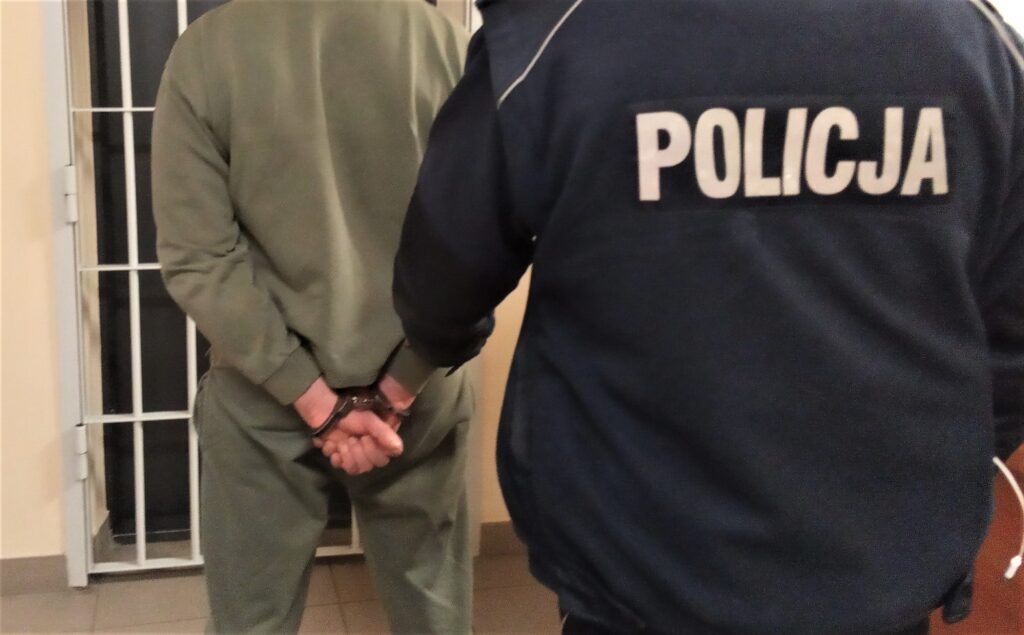 Policjanci Komendy Powiatowej Policji w Oświęcimiu podczas interwencji domowej – zatrzymanie 54-latka podejrzanego o znęcanie się nad partnerką, kwiecień 2026