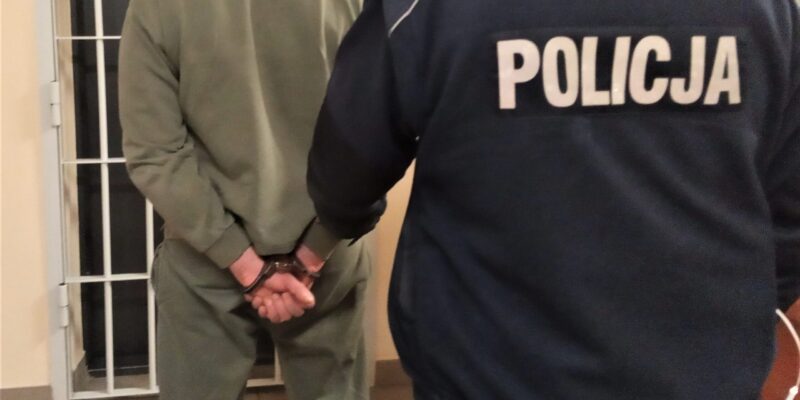 Policjanci Komendy Powiatowej Policji w Oświęcimiu podczas interwencji domowej – zatrzymanie 54-latka podejrzanego o znęcanie się nad partnerką, kwiecień 2026