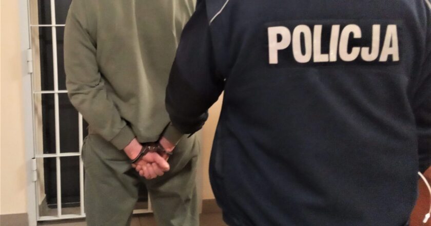 Policjanci Komendy Powiatowej Policji w Oświęcimiu podczas interwencji domowej – zatrzymanie 54-latka podejrzanego o znęcanie się nad partnerką, kwiecień 2026