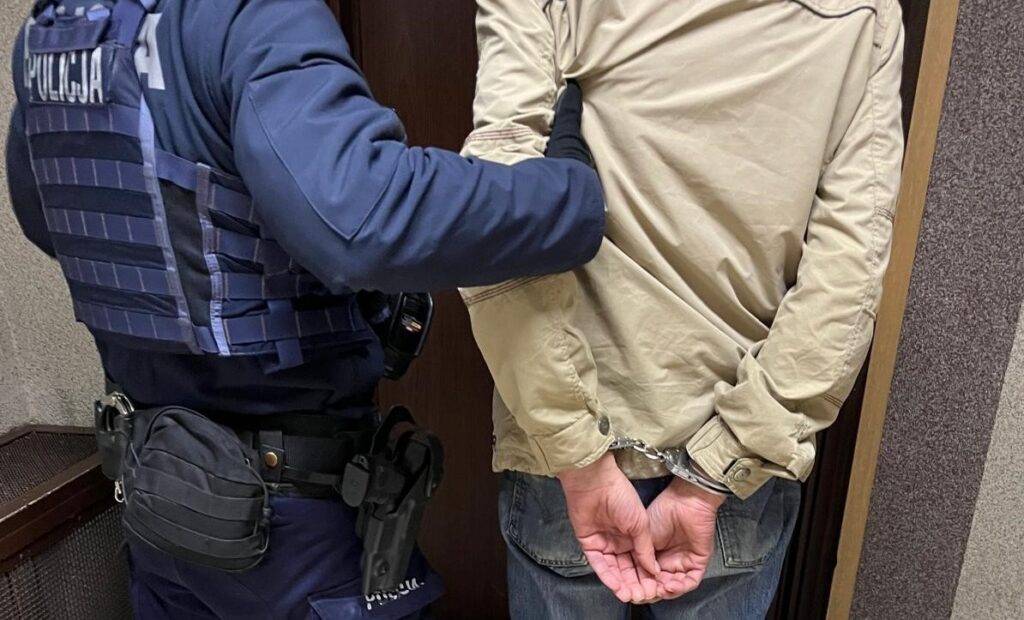 Policjanci Komendy Powiatowej Policji w Oświęcimiu podczas zatrzymania mężczyzny podejrzanego o złamanie sądowego zakazu zbliżania się do rodziny, marzec 2026