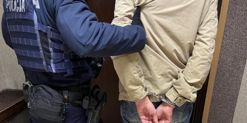 Policjanci Komendy Powiatowej Policji w Oświęcimiu podczas zatrzymania mężczyzny podejrzanego o złamanie sądowego zakazu zbliżania się do rodziny, marzec 2026