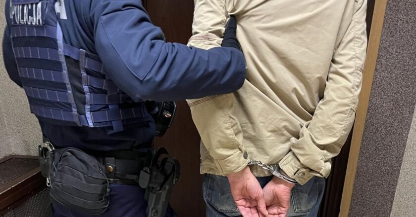 Policjanci Komendy Powiatowej Policji w Oświęcimiu podczas zatrzymania mężczyzny podejrzanego o złamanie sądowego zakazu zbliżania się do rodziny, marzec 2026