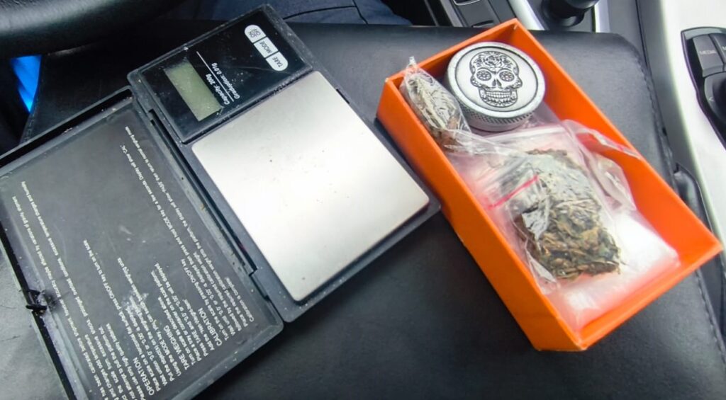 Policjanci oświęcimskiej grupy Speed podczas kontroli drogowej w Nowej Wsi na ulicy Oświęcimskiej – zatrzymanie kierowcy pod wpływem amfetaminy i pasażera z marihuaną, 2 kwietnia 2026