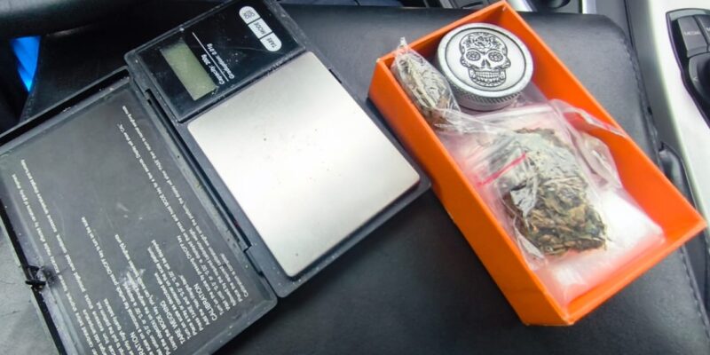 Policjanci oświęcimskiej grupy Speed podczas kontroli drogowej w Nowej Wsi na ulicy Oświęcimskiej – zatrzymanie kierowcy pod wpływem amfetaminy i pasażera z marihuaną, 2 kwietnia 2026