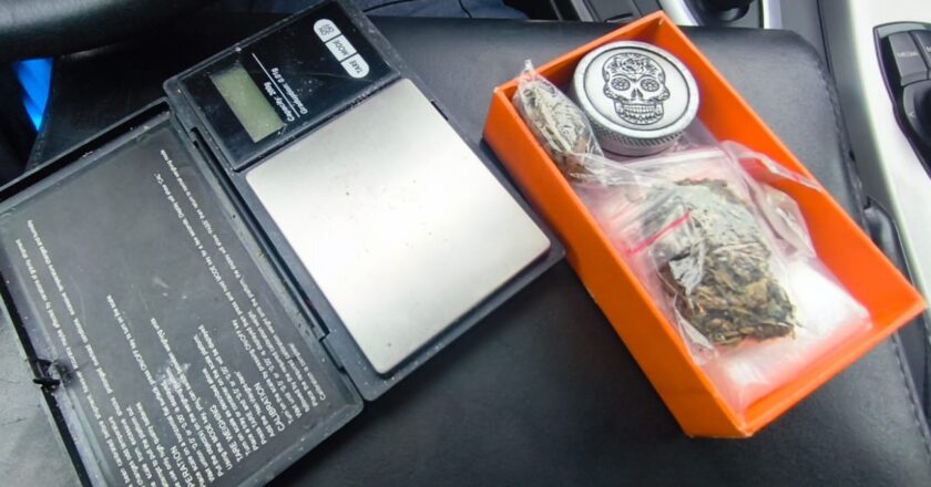 Policjanci oświęcimskiej grupy Speed podczas kontroli drogowej w Nowej Wsi na ulicy Oświęcimskiej – zatrzymanie kierowcy pod wpływem amfetaminy i pasażera z marihuaną, 2 kwietnia 2026