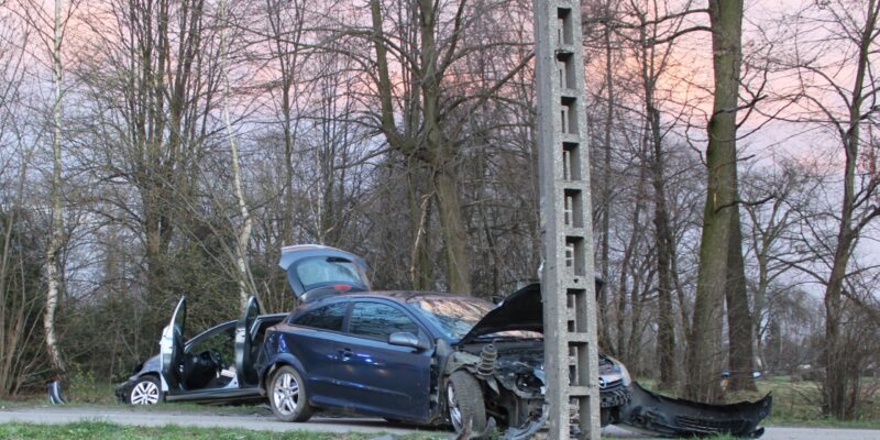 Miejsce zdarzenia drogowego na ulicy Grojeckiej w Zaborzu – samochód marki Opel prowadzony przez 17-latka bez uprawnień uderzył w słup energetyczny i zaparkowany pojazd, 3 kwietnia 2026