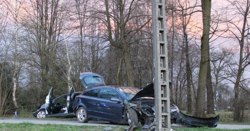 Miejsce zdarzenia drogowego na ulicy Grojeckiej w Zaborzu – samochód marki Opel prowadzony przez 17-latka bez uprawnień uderzył w słup energetyczny i zaparkowany pojazd, 3 kwietnia 2026