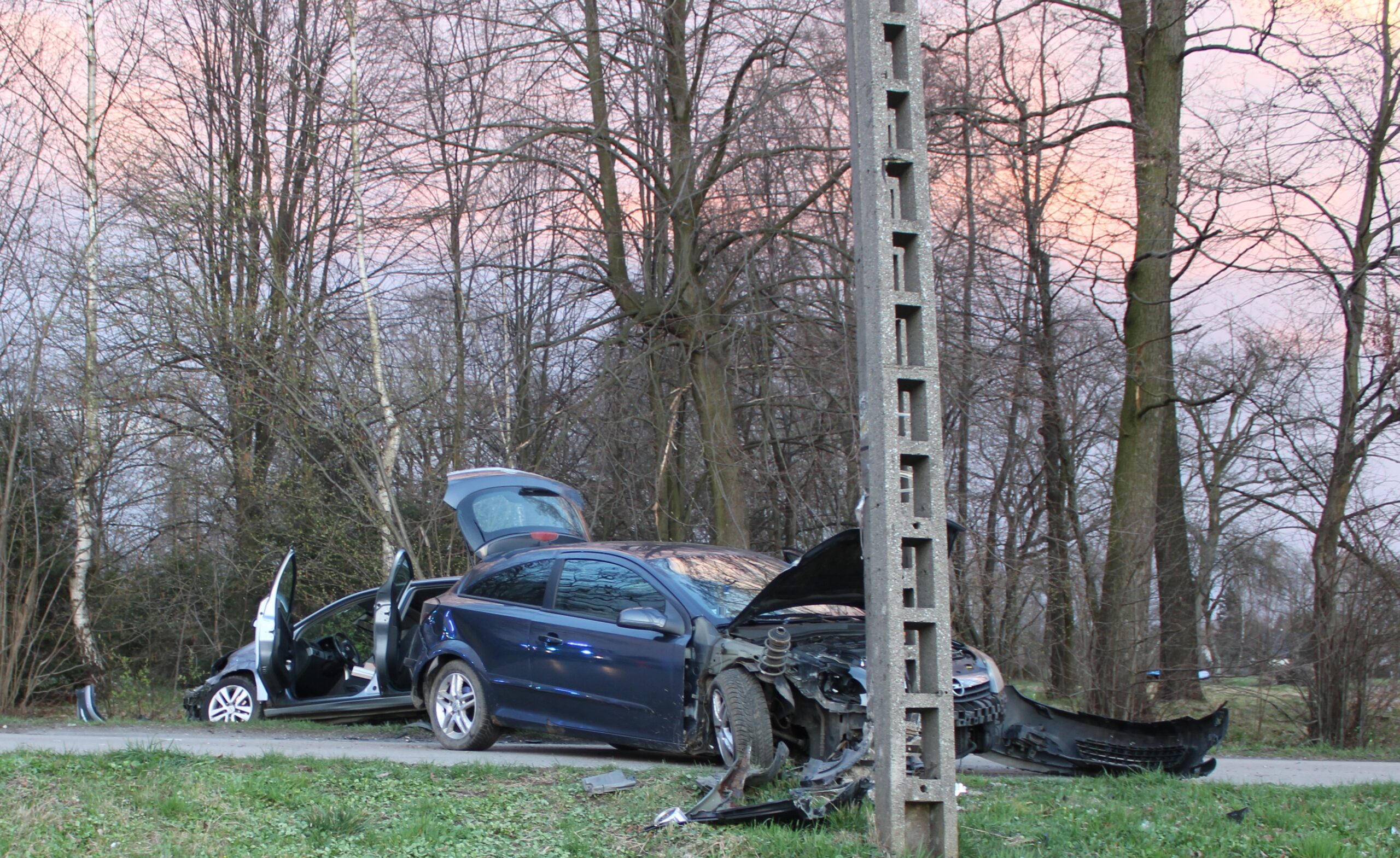 17-latek bez prawa jazdy rozbił opla o słup i inne auto. Trzej uczestnicy trafili do szpitala