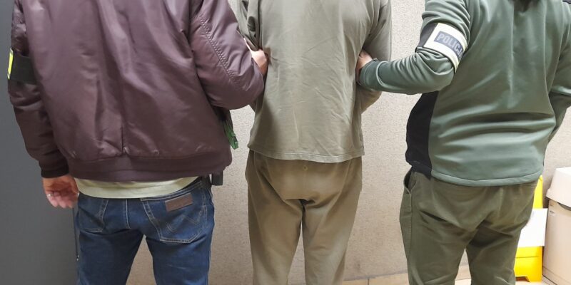 Policjanci oświęcimskiej komendy podczas zatrzymania 19-latka podejrzanego o uszkodzenie szyby pistoletem pneumatycznym na parkingu przy Bulwarach w Oświęcimiu