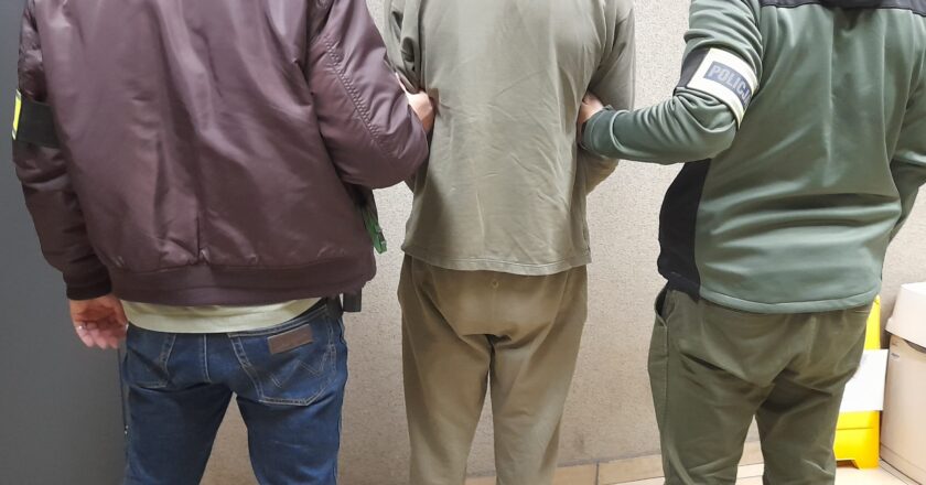 Policjanci oświęcimskiej komendy podczas zatrzymania 19-latka podejrzanego o uszkodzenie szyby pistoletem pneumatycznym na parkingu przy Bulwarach w Oświęcimiu