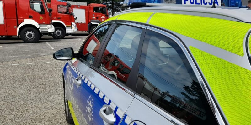 Policjanci z Komendy Powiatowej Policji w Oświęcimiu podczas pomocy zagubionej 90-letniej seniorce z zanikami pamięci przy ulicy Dąbrowskiego, 25 kwietnia 2026