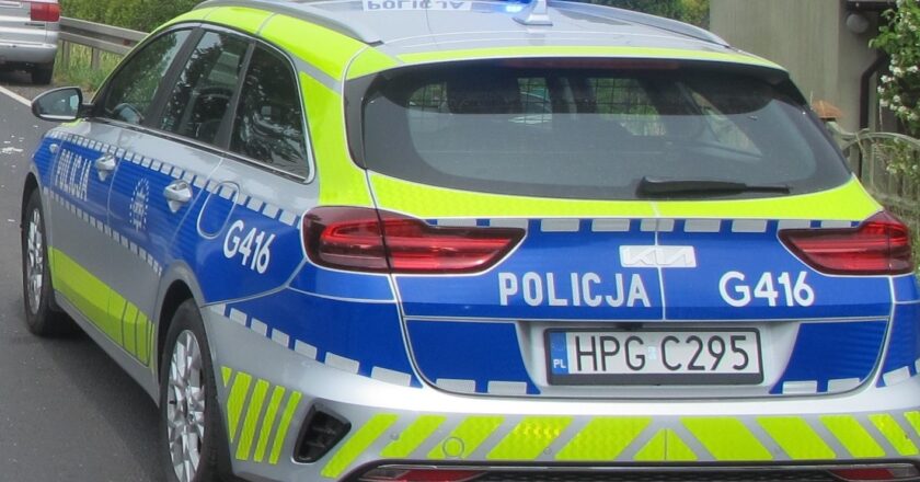 Miejsce wypadku drogowego na ulicy Nadwiślańskiej w Bobrku w gminie Chełmek – potrącenie rowerzysty przez samochód osobowy, 18 kwietnia 2026
