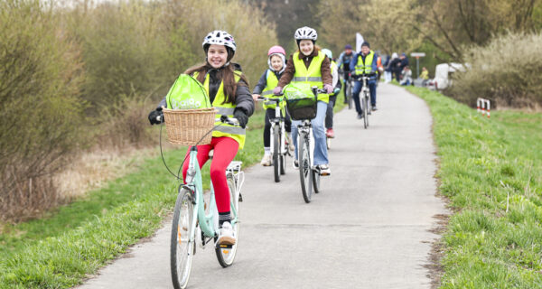Nowy odcinek trasy rowerowej VeloSkawa w Dolinie Dolnej Skawy – otwarcie odcinka Podolsze–Łączany przez marszałka Łukasza Smółkę, kwiecień 2026