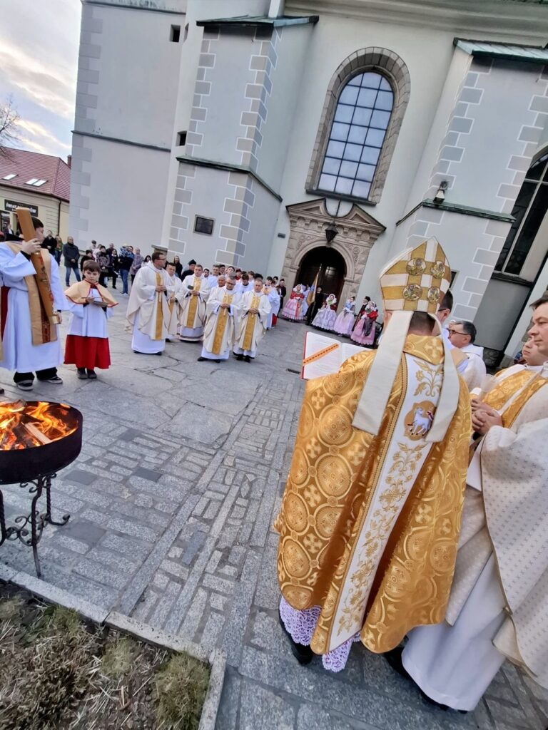 Bp Roman Pindel podczas Wigilii Paschalnej w konkatedrze Narodzenia Najświętszej Maryi Panny w Żywcu, 4 kwietnia 2026 – procesja i liturgia nocy Zmartwychwstania Pańskiego