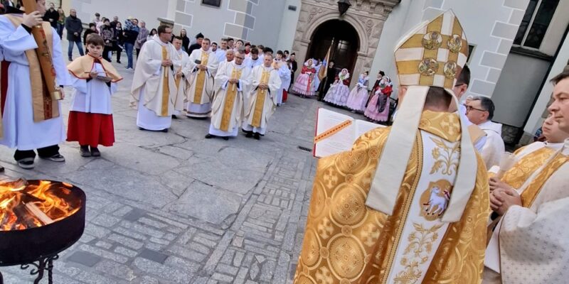 Bp Roman Pindel podczas Wigilii Paschalnej w konkatedrze Narodzenia Najświętszej Maryi Panny w Żywcu, 4 kwietnia 2026 – procesja i liturgia nocy Zmartwychwstania Pańskiego