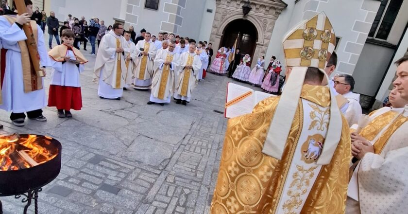 Bp Roman Pindel podczas Wigilii Paschalnej w konkatedrze Narodzenia Najświętszej Maryi Panny w Żywcu, 4 kwietnia 2026 – procesja i liturgia nocy Zmartwychwstania Pańskiego
