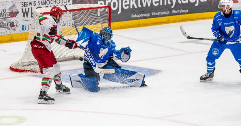 Hokeiści KS Unia Oświęcim podczas meczu play-off o brązowy medal przeciwko ECB Zagłębiu Sosnowiec, sezon 2025/2026