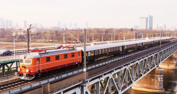 Pociąg IC Nieśpieszny z lokomotywą EP05-23 w klasycznej oliwkowej kolorystyce – postój na stacji w Oświęcimiu, 17 kwietnia 2026