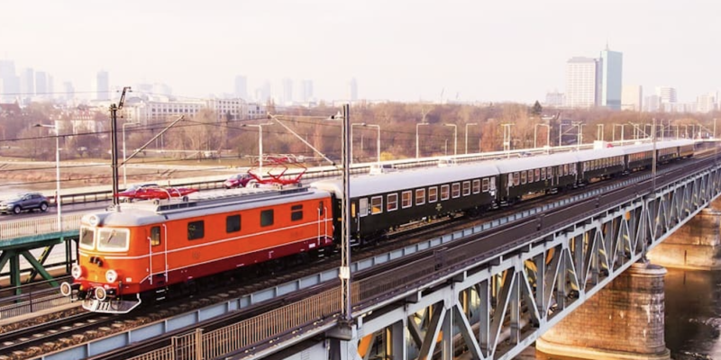 Pociąg IC Nieśpieszny z lokomotywą EP05-23 w klasycznej oliwkowej kolorystyce – postój na stacji w Oświęcimiu, 17 kwietnia 2026