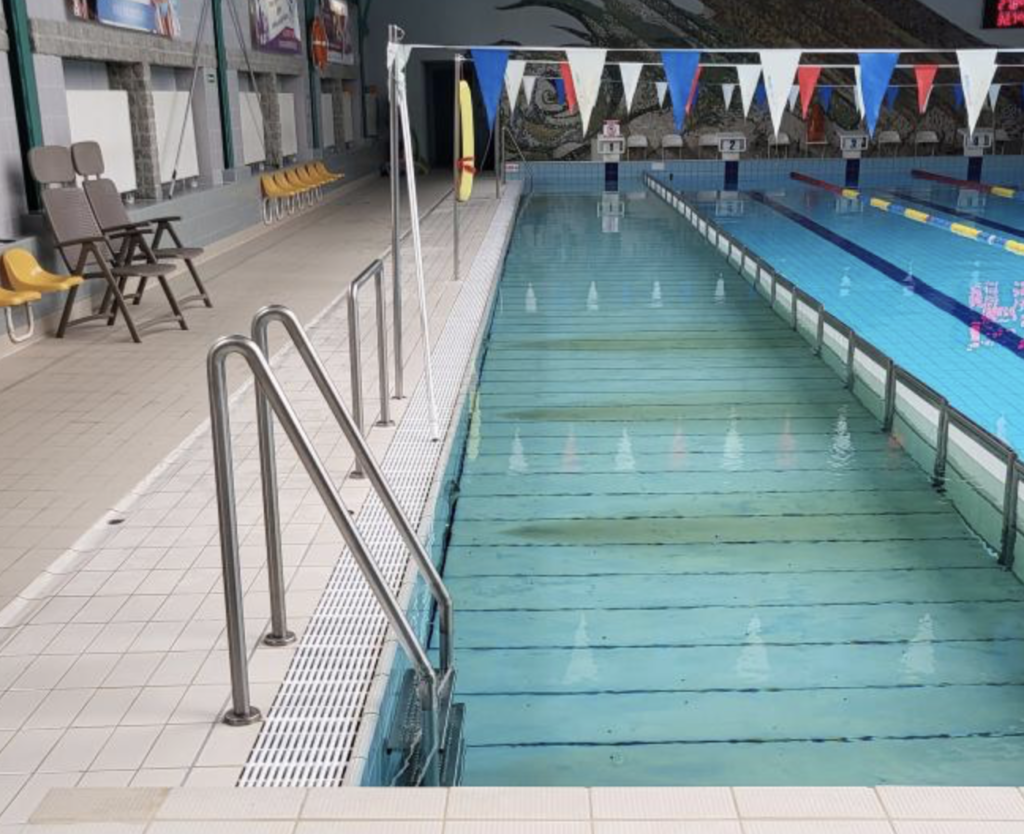 Basen pod Platanem w Brzeszczach – obiekt przejdzie modernizację obejmującą wymianę wypłycenia toru i montaż urządzeń dla osób z niepełnosprawnościami, 2026
