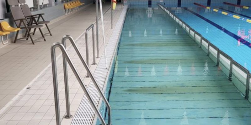 Basen pod Platanem w Brzeszczach – obiekt przejdzie modernizację obejmującą wymianę wypłycenia toru i montaż urządzeń dla osób z niepełnosprawnościami, 2026