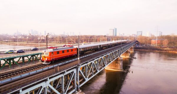 Pociąg IC Nieśpieszny z lokomotywą EP05-23 w klasycznej oliwkowej kolorystyce – postój na stacji w Oświęcimiu, 17 kwietnia 2026