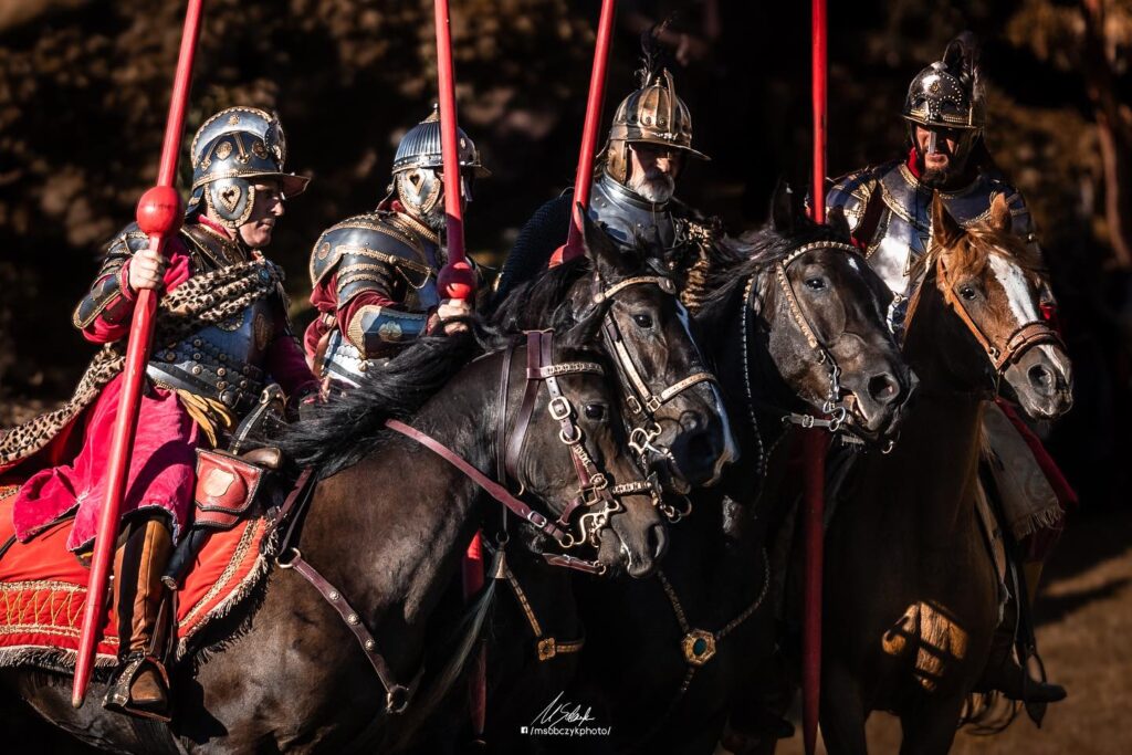 Pokaz husarii i rekonstruktorów podczas Jarmarku Kasztelańskiego na Bulwarach nad Sołą w Oświęcimiu – XV edycja wydarzenia organizowanego przez Muzeum Zamek w Oświęcimiu, maj 2026