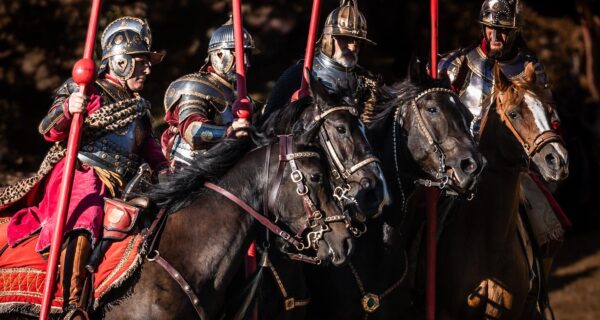 Pokaz husarii i rekonstruktorów podczas Jarmarku Kasztelańskiego na Bulwarach nad Sołą w Oświęcimiu – XV edycja wydarzenia organizowanego przez Muzeum Zamek w Oświęcimiu, maj 2026