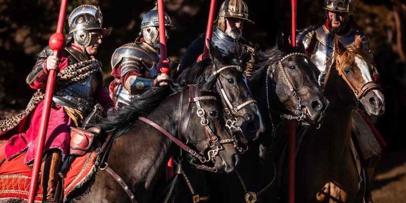 Pokaz husarii i rekonstruktorów podczas Jarmarku Kasztelańskiego na Bulwarach nad Sołą w Oświęcimiu – XV edycja wydarzenia organizowanego przez Muzeum Zamek w Oświęcimiu, maj 2026