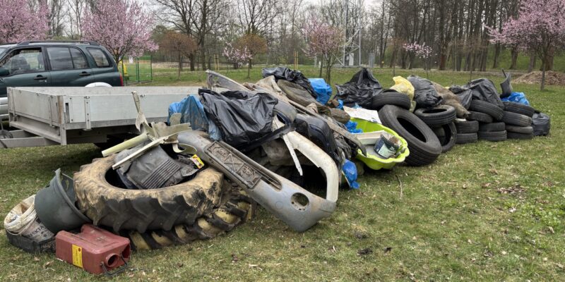 Myśliwi i uczniowie Szkoły Podstawowej w Rajsku podczas akcji ekologicznej Darz Bór Czysty Bór – sprzątanie terenów przy rzece Sole i torach kolejowych, 17 kwietnia 2026