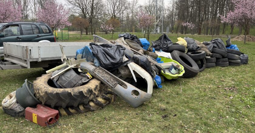 Myśliwi i uczniowie Szkoły Podstawowej w Rajsku podczas akcji ekologicznej Darz Bór Czysty Bór – sprzątanie terenów przy rzece Sole i torach kolejowych, 17 kwietnia 2026