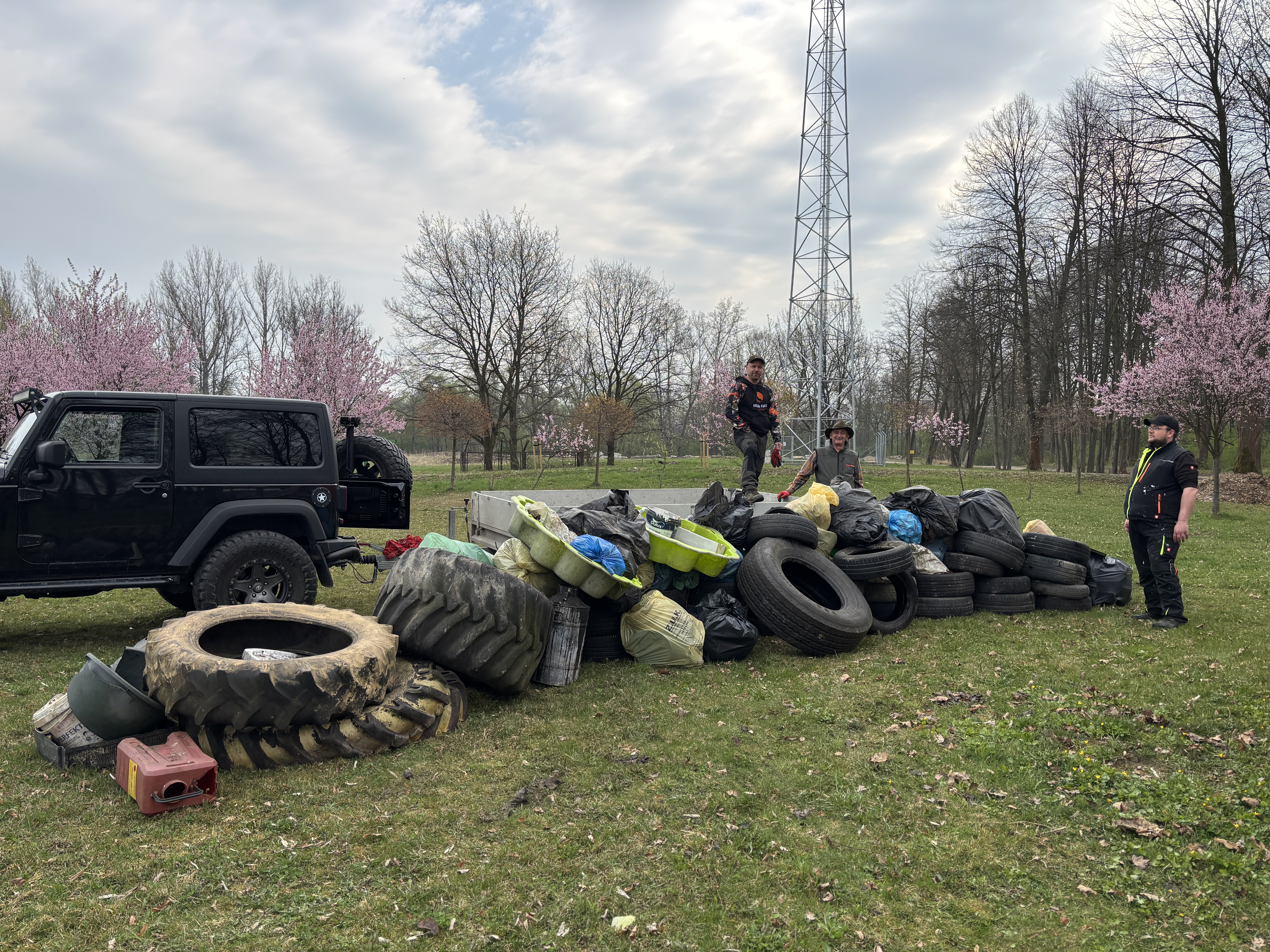 Myśliwi i dzieci posprzątali Rajsko. Znaleźli opony ciężarówek i plastikowy basen