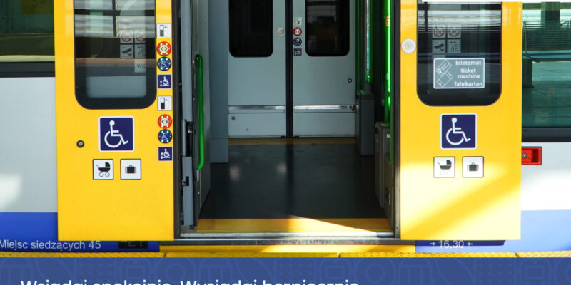 Pasażerowie wsiadający i wysiadający z pociągu Kolei Małopolskich na peronie – kampania informacyjna o bezpiecznej wymianie pasażerów, 2026