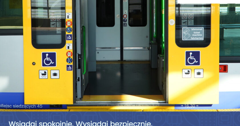 Pasażerowie wsiadający i wysiadający z pociągu Kolei Małopolskich na peronie – kampania informacyjna o bezpiecznej wymianie pasażerów, 2026