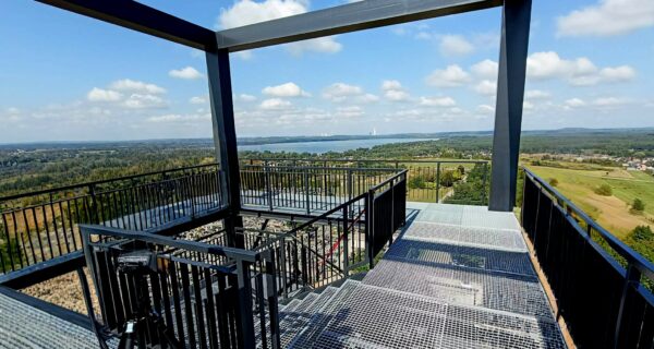 Wieża widokowa im. rotmistrza Witolda Pileckiego na wzgórzu Skała w Chełmku – 36-metrowa konstrukcja z panoramą okolic Oświęcimia i doliny Soły. Fot. Rafał Lorek/Powiat Oświęcimski