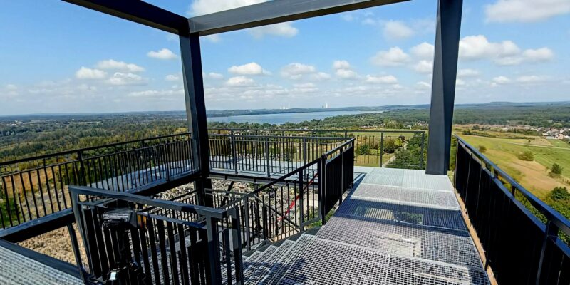 Wieża widokowa im. rotmistrza Witolda Pileckiego na wzgórzu Skała w Chełmku – 36-metrowa konstrukcja z panoramą okolic Oświęcimia i doliny Soły. Fot. Rafał Lorek/Powiat Oświęcimski
