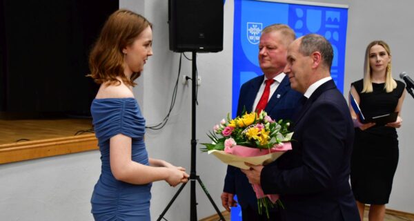 Uroczysta sesja Rady Gminy Oświęcim w Domu Ludowym w Grojcu – wręczenie tytułów Zasłużony dla Gminy Oświęcim przez wójta Mirosława Smolarka i przewodniczącego Adama Nowotarskiego, 25 marca 2026