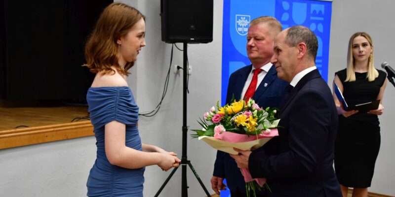 Uroczysta sesja Rady Gminy Oświęcim w Domu Ludowym w Grojcu – wręczenie tytułów Zasłużony dla Gminy Oświęcim przez wójta Mirosława Smolarka i przewodniczącego Adama Nowotarskiego, 25 marca 2026