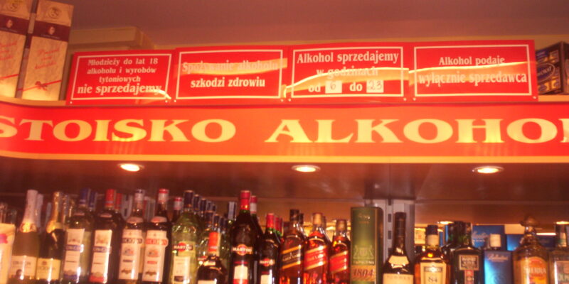 Odmówiła sprzedaży piwa pijanemu klientowi. Mężczyzna wszczął awanturę na stacji paliw w Oświęcimiu Nocna awantura po odmowie sprzedaży alkoholu W nocy z niedzieli na poniedziałek 3/4 maja 2026 roku tuż po godzinie 1 pracownica jednej z oświęcimskich stacji paliw zadzwoniła pod numer alarmowy 112. Poinformowała, że klient będący pod wpływem alkoholu wszczął awanturę po tym, jak odmówiła mu sprzedaży piwa. Na miejsce natychmiast pojechał patrol policji. Awanturującym się klientem okazał się 38-letni mieszkaniec Oświęcimia. Policjanci poinformowali go, że sprzedawca ma prawo odmówić sprzedaży alkoholu osobie będącej już pod jego wpływem, zgodnie z Ustawą o wychowaniu w trzeźwości i przeciwdziałaniu alkoholizmowi. Za zakłócenie ładu i porządku w miejscu publicznym do Sądu Rejonowego w Oświęcimiu zostanie skierowany wniosek o ukaranie. Policja chwali postawę pracownicy stacji Na podziękowania zasługuje pracownica stacji, która stanowczo odmówiła sprzedaży alkoholu mężczyźnie będącemu już pod jego wpływem i zachowującemu się agresywnie, a następnie niezwłocznie powiadomiła służby. Kiedy sprzedawca ma obowiązek odmówić sprzedaży alkoholu? Sprzedawca ma obowiązek odmówić sprzedaży alkoholu osobom niepełnoletnim, nietrzeźwym, a także klientom zachowującym się agresywnie, zakłócającym porządek lub zagrażającym pracownikowi bądź innym klientom. Przedsiębiorca, który dopuści do sprzedaży alkoholu wbrew przepisom, musi liczyć się z poważnymi konsekwencjami – łącznie z cofnięciem zezwolenia na sprzedaż alkoholu.